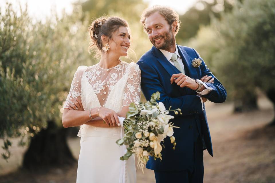 Un couple heureux le jour de leur mariage